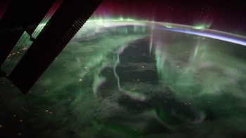 Pemandangan spektakuler aurora borealis dilihat dari atas Kanada. Foto: NASA