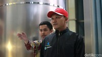 Dia berjalan sembari menunduk menuju lobi gedung KPK bersama petugas. Belum diketahui identitas kedua pria tersebut. Keduanya sebelumnya menjalani pemeriksaan di Polda NTB.