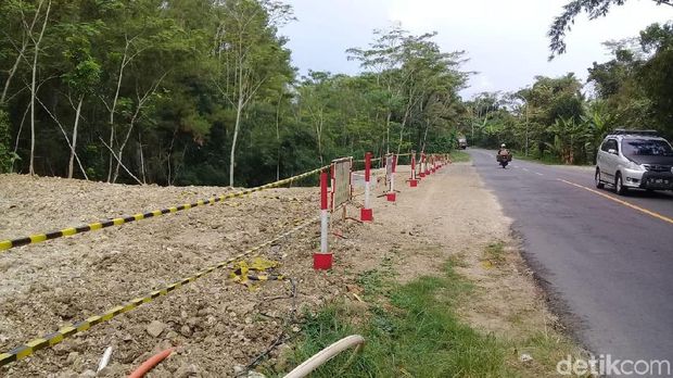 Daerah rawan longsor yang sudah dipasang pengaman di jalur Karang Pucung-Cimanggu.