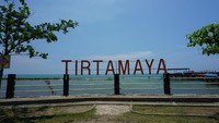 Pantai Legenda Tirtamaya di Indramayu, menawarkan pantai yang asyik dengan demburan ombak tenang. Traveler juga bisa menikmati seafood lezat di pinggir pantai (dok LMS)