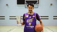 Shooting guard bernama lengkap Sandy Febiansyakh Kurniawan itu mengaku gembira usai meraih gelar tersebut.