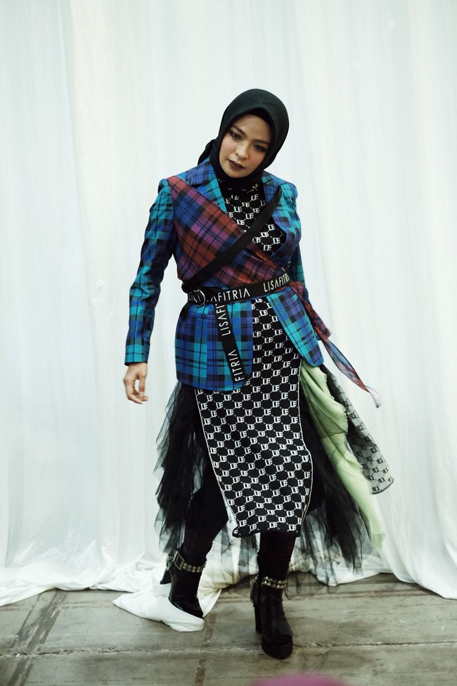  Tabrak motif seperti gaya Tantri Syalindri ini juga bisa kamu pilih untuk bergaya rock and roll. Agar tak berlebihan, pilih warna yang senada. Foto: Silmia Putri/Wolipop