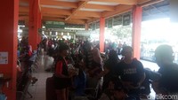 Ruang tunggu pun sudah penuh oleh pemudik, bukan orangnya saja barangnya pun juga.