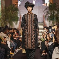 Fashion show Svarna by Ikat Indonesia dari Didiet Maulana kali ini menginspirasi kelembutan sinar rembulan untuk koleksi busananya di Ramadhan In Style 2019, Plaza Indonesia, Jakarta, Rabu [21/05/2019]. Foto: dok. IKAT Indonesia