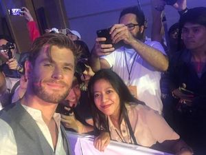 Bikin Iri! Fans Ini Beruntung Bisa Selfie Bareng Chris Hemsworth