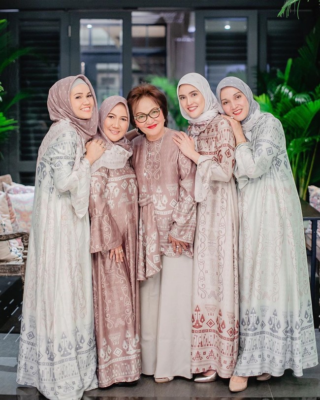 Hari itu, Shandy dan tiga kakaknya memakai baju dari label yang sama yaitu Wearing Klamby. Mereka memakai dress dari koleksi yang bertema Sasak. Foto: Instagram/ShandyAulia
