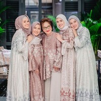 Hari itu, Shandy dan tiga kakaknya memakai baju dari label yang sama yaitu Wearing Klamby. Mereka memakai dress dari koleksi yang bertema Sasak. Foto: Instagram/ShandyAulia