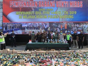 Puluhan Ribu Miras Dimusnahkan Polres Bandung dan Garut