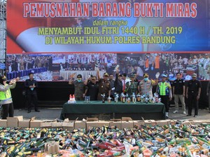 Puluhan Ribu Miras Dimusnahkan Polres Bandung dan Garut