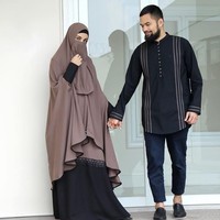 Teuku Wisnu sering tampil kompak dengan sang istri Shireen Sungkar. Baju couple seperti ini sedang hits di kalangan hijabers. Mereka sering tampil memakai busana dari Gerai Hawa. Foto: Instagram/teukuwisnu