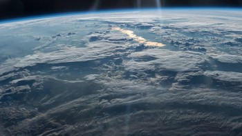 Pemandangan Bumi ditimpa cahaya Matahari. Foto: NASA