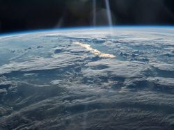 Potret Cahaya-cahaya Spektakuler Menyelimuti Bumi