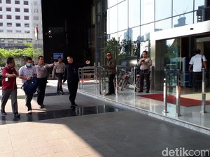 5 Orang yang Terjaring OTT Pejabat Imigrasi di NTB Tiba di KPK