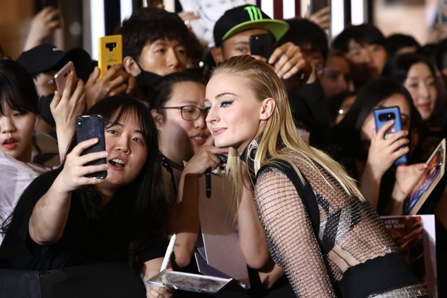 Sophie Turner saat menyapa para penggemar. Tak cuma itu, ia juga menyempatkan diri untuk berswafoto bareng penggemarnya. (Foto: Chung Sung-Jun/Getty Images)