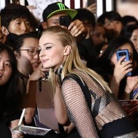 Sophie Turner saat menyapa para penggemar. Tak cuma itu, ia juga menyempatkan diri untuk berswafoto bareng penggemarnya. (Foto: Chung Sung-Jun/Getty Images)