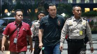 Kemudian, dia menuju lobi gedung bersama petugas KPK. 