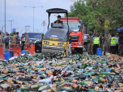 Puluhan Ribu Miras Dimusnahkan Polres Bandung dan Garut