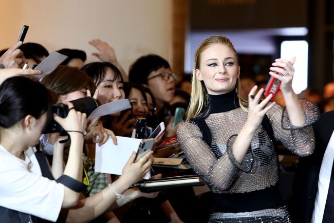 Sophie lalu menyempurnakan gayanya dengan riasan mata begaya cat-eye dan rambut wet-look nan edgy. Shes totally killing it. (Foto: Chung Sung-Jun/Getty Images)