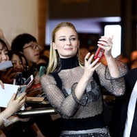 Sophie lalu menyempurnakan gayanya dengan riasan mata begaya cat-eye dan rambut wet-look nan edgy. Shes totally killing it. (Foto: Chung Sung-Jun/Getty Images)