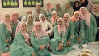 Berkumpul dengan rekan-rekannya,Tania memilih ragam sajian tradisional dan makan dengan cara lesehan di rumah. Usai makan, mereka pun melakukan wefie. Foto: Instagram tanianadiraa