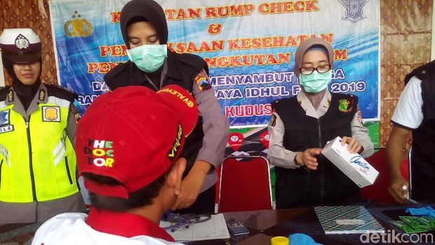 Petugas lakukan tes urin pada awak bus