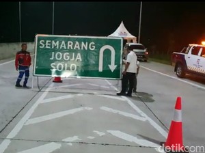 Jelang One Way, Rambu Mata Kucing Dipasang di Tol Brebes Barat