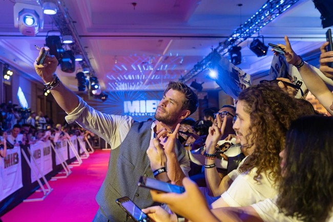 Tak semua selebriti punya kelakuan buruk. Cindy juga mengungkap nama-nama penumpang selebriti yang ramah. Salah satunya Chris Hemsworth. Pemeran Thor itu bahkan diberi skor 10/10. (Foto: Anthony Kwan/Getty Images for Sony Pictures Entertainment)