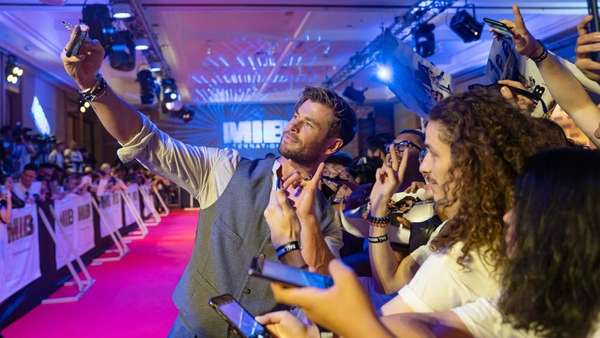 Chris Hemsworth Sukses Bikin Fans Wanita Menjerit Chris Hemsworth Sukses Bikin Fans Wanita Menjerit