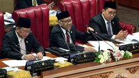 Ketua DPR RI Bambang Soesatyo dan Wakil Ketua DPR RI Fadli Zon nampak hadir dalam rapat paripurna tersebut.