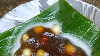Tepung sagu yang dibuat bubuk dipadu dengan candil dan santan. Teksturnya kenyal dan biasa disebut dengan jenang grendul. Foto: Instagram@shamelfood