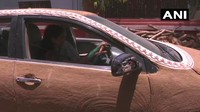 Hal itu dilakukan Sejal untuk membuat kabin mobil lebih dingin di tengah suhu ekstrem yang menerpa India. Saking ademnya, ia pun tak perlu menyalakan AC mobil. Foto: Twitter Asian News International