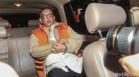 Sofyan memasuki mobil untuk dibawa ke tahanan.