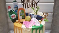 Kalau versi simpelnya ada pada cake ini yang menggunakan atat bersih-bersihnya dalam bentuk gambar saja. Eits tapi di kuenya ada lumeran cokelat yang seperti cairan sabun. Foto: instagram