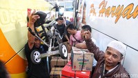 Lebaran memang tinggal menghitung hari lagi, oleh karena itu banyak orang mulai mendatangi Terminal Tanjung Priok untuk pulang ke kampung halaman agar dapat berlebaran bersama keluarga. Lebaran memang tinggal menghitung hari lagi, oleh karena itu banyak orang mulai mendatangi Terminal Tanjung Priok untuk pulang ke kampung halaman agar dapat berlebaran bersama keluarga.