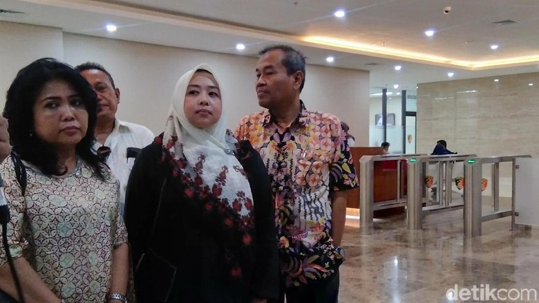Ditemani Jubir BPN, Istri Mustofa Nahra Besuk Suami di Tahanan Ditemani Jubir BPN, Istri Mustofa Nahra Besuk Suami di Tahanan