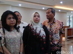 Ditemani Jubir BPN, Istri Mustofa Nahra Besuk Suami di Tahanan