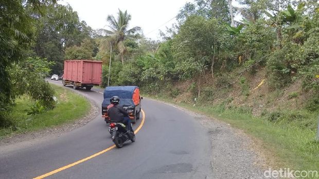 Tikungan tajamdi jalur perbatasan Cilacap-Banyumas.