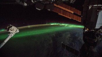 Jepretan aurora australis yang dijepret astronot dari International Space Station (ISS) di atas lautan Hindia Selatan. Foto: NASA