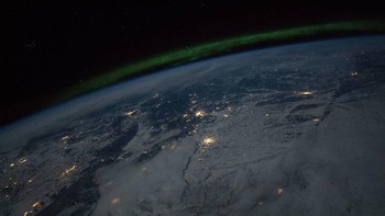 Jepretan di atas Rusia dan Kazakhstan menampakkan aurora dan sinar dari perkotaan di Bumi. Foto: NASA