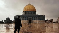 Dome of The Rock diketahui menjadi kubah pertama yang dibangun dalam sejarah Islam. Bangunan itu dibangun oleh Khalifah Ummayah Abdul Malik bin Marwan. Selanjutnya, penambahan lapisan emas pada kubah Dome of The Rock dilakukan pada masa pemerintahan Ottoman. Spencer Platt/Getty Images.