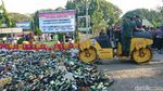 Ribuan Botol Miras Dimusnahkan dengan Digilas Alat Berat