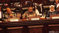 Sidang paripurna dipimpin Ketua DPD Oesman Sapta Odang dengan didampingi ketiga wakilnya Nono Sampono, Darmayanti Lubis, dan Ahmad Muqowam.