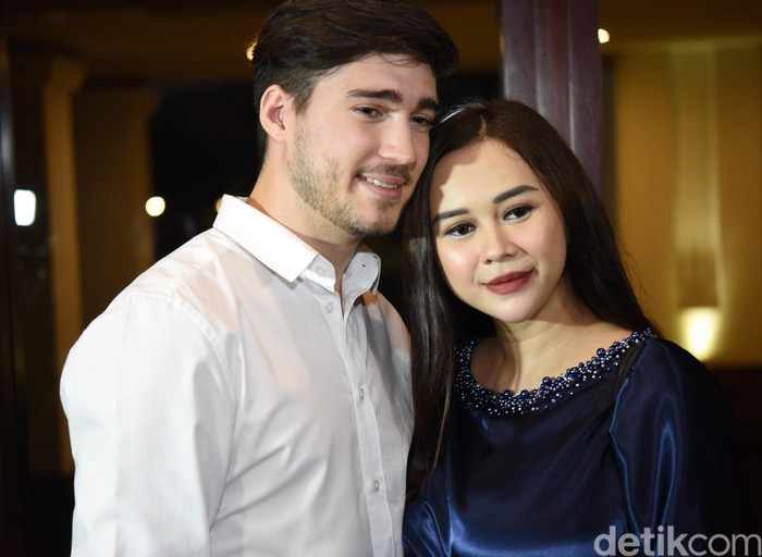 Aura Kasih Aura Kasih dan suami saat ditemui di kawasan Senayan.