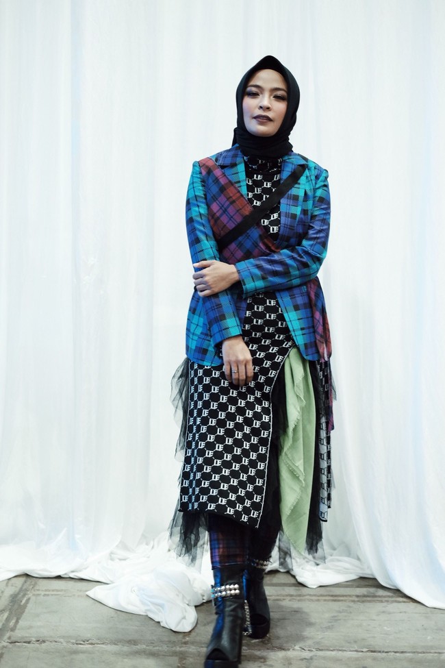 Tantri Syalindri, atau populer dengan sebutan Tantri ‘Kotak’ memutuskan berhijab tahun lalu. Sebagai Lady Rocker, penampilan hijabnya langsung mencuri perhatian banyak orang. Meski berhijab, ia tak berhenti bernyanyi dan mengoptimalkan potensinya. Foto: Silmia Putri/Wolipop