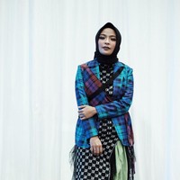 Tantri Syalindri, atau populer dengan sebutan Tantri ‘Kotak’ memutuskan berhijab tahun lalu. Sebagai Lady Rocker, penampilan hijabnya langsung mencuri perhatian banyak orang. Meski berhijab, ia tak berhenti bernyanyi dan mengoptimalkan potensinya. Foto: Silmia Putri/Wolipop