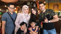 Meski resmi bercerai, Tania dan Tommy Kurniawan tetap menjalin hubungan baik. Tania dan Alwi serta Tommy dan istrinya turut hadir dalam acara ulang tahun sang anak. Foto: Instagram tanianadiraa