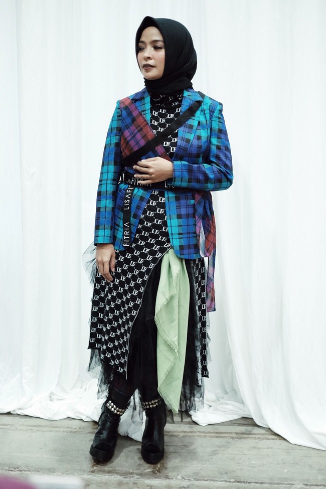 Kedua adalah corak. Tak semua corak bisa masuk ke dalam tema ini. Pilih corak yang tidak terlalu feminin tapi juga tetap santun seperti cmotif tartan atau houndstooth. Foto: Silmia Putri/Wolipop