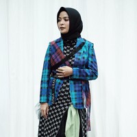 Kedua adalah corak. Tak semua corak bisa masuk ke dalam tema ini. Pilih corak yang tidak terlalu feminin tapi juga tetap santun seperti cmotif tartan atau houndstooth. Foto: Silmia Putri/Wolipop