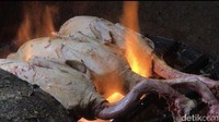 Sebelum dipotong-potong, bebek terlebih dahulu dibakar sekitar 3 hingga 5 menit. Tujuannya, agar minyak pada tubuh itik itu berkurang, sekaligus menghilangkan bulu-bulu yang masih melekat. Foto: Jeka Kampai/detikfood