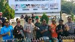 Ribuan Botol Miras Dimusnahkan dengan Digilas Alat Berat